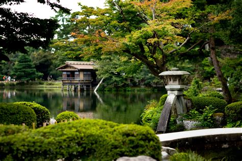 ¡Sumérgete en la historia y la naturaleza en el Jardín de Kenrokuen en Kanazawa!