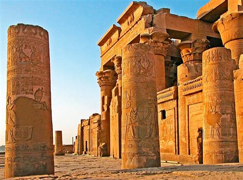  El Templo de Kom Ombo: Un santuario doble dedicado a dos dioses en una sola estructura!