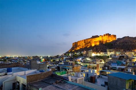  La Fortaleza de Mehrangarh: Un Gigante Despertado en la Arena Dorada