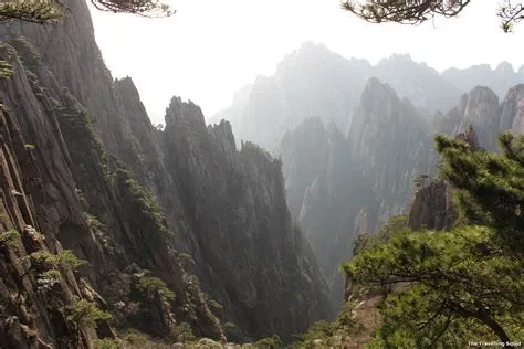 ¡Descubre la Magia de los Glifos en el Parque Tangkou! Historia grabada en piedra y belleza natural exuberante.