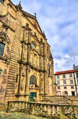 ¡Sumérgete en la Historia y el Arte del Monasterio de San Martín Pinario en Santiago de Compostela!