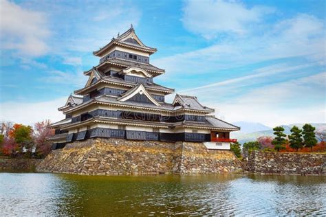 ¡Sumérgete en la historia y la belleza del Castillo de Matsumoto, una joya arquitectónica feudal!