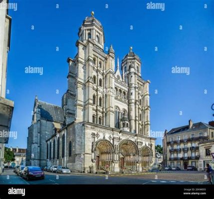 ¡Explora la majestuosidad de la Catedral de Dijon, un tesoro gótico en el corazón de Borgoña!